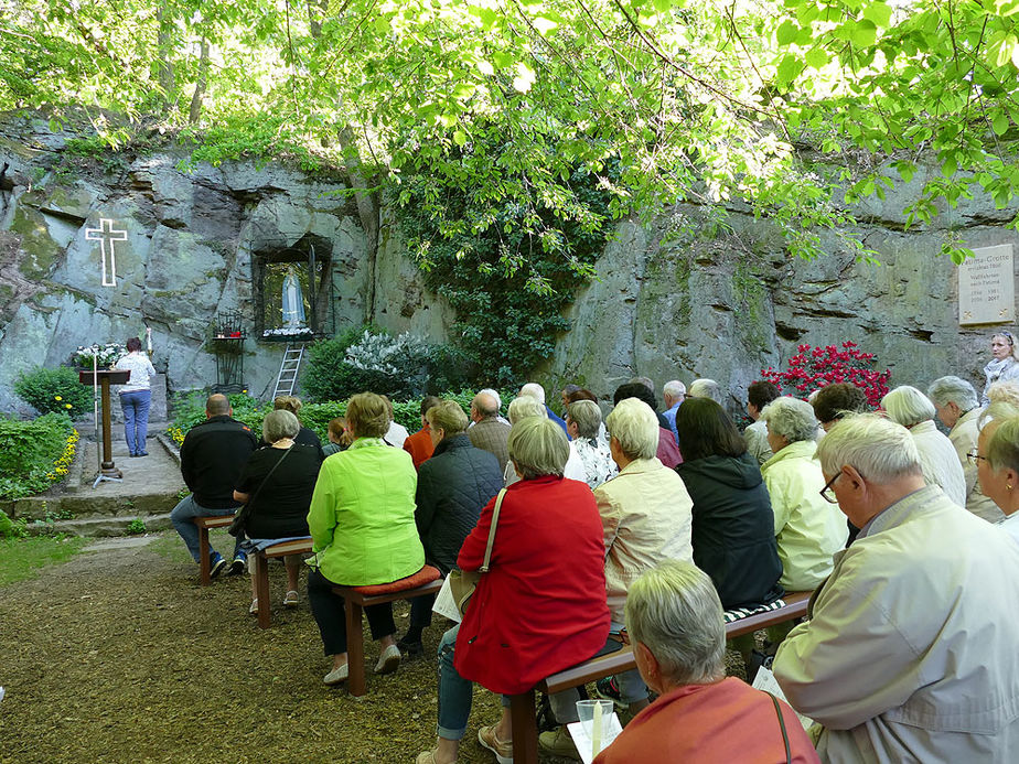 Maiandacht mit Krönung der Fatima-Madonna (Foto: Karl-Franz Thiede)